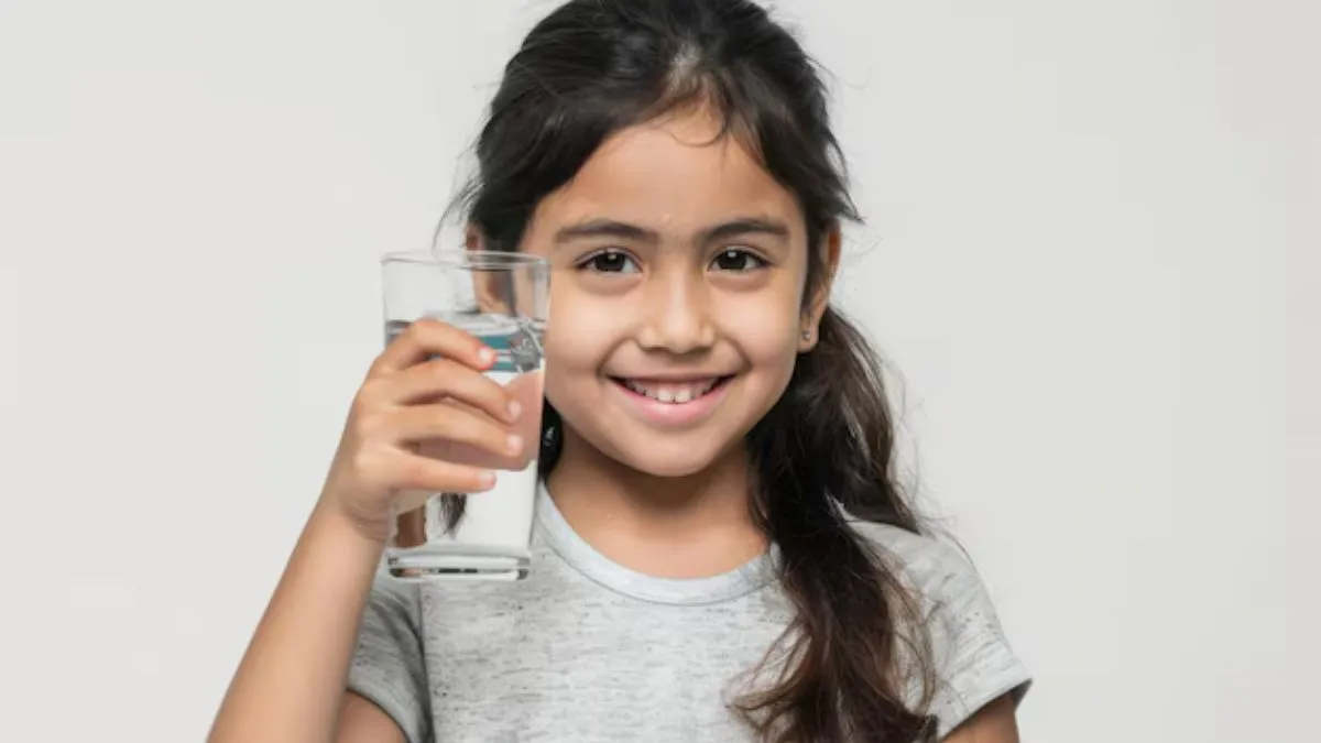 குளிர்காலத்தில் உங்க குழந்தை குறைவான அளவு தண்ணீர் தான் குடிக்கிறாங்களா? அதன் விளைவுகள் இதோ